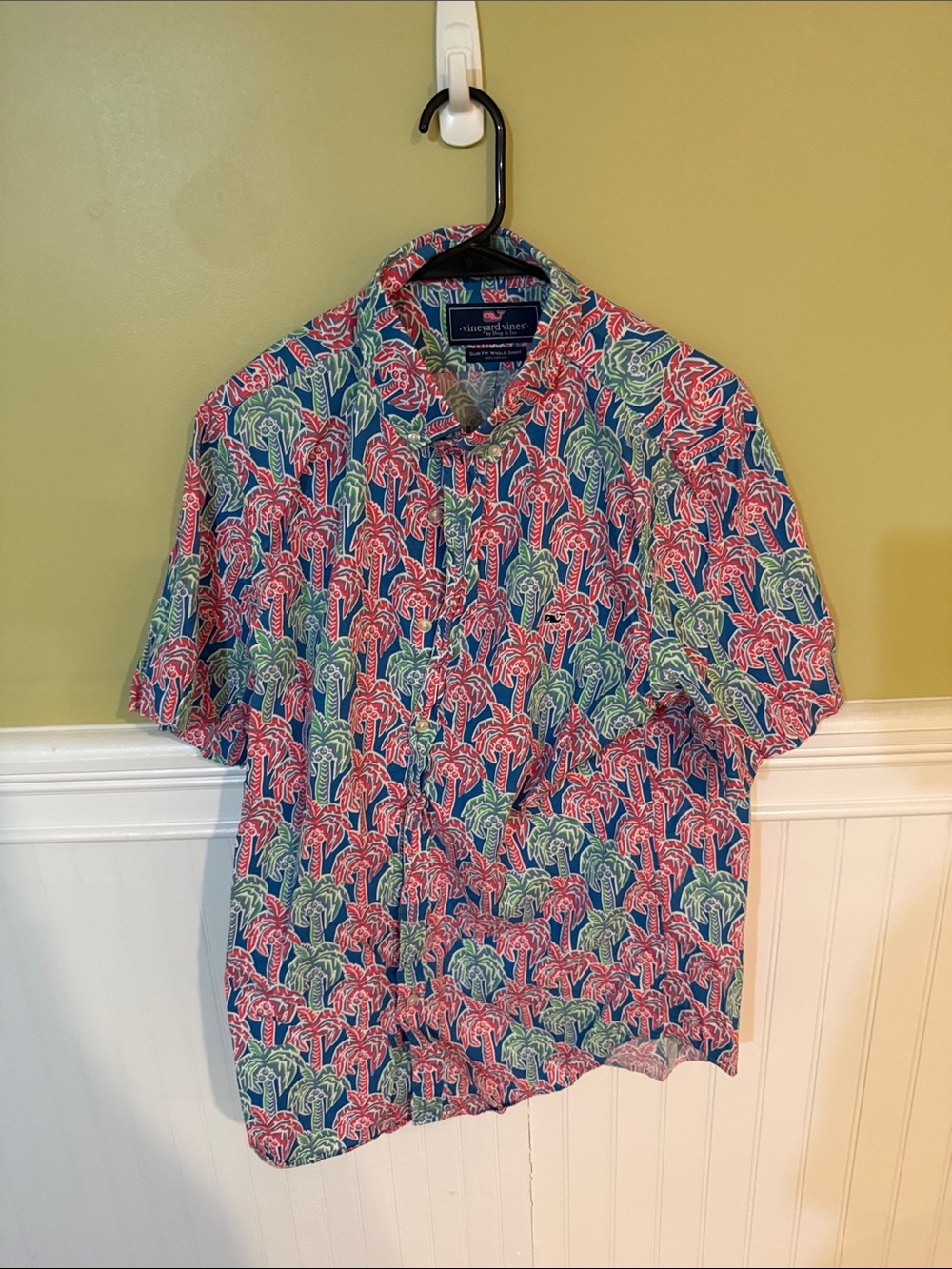 Vineyard Vines Men's Size M Button-Down Shirt with Pink & Green Tropical Print